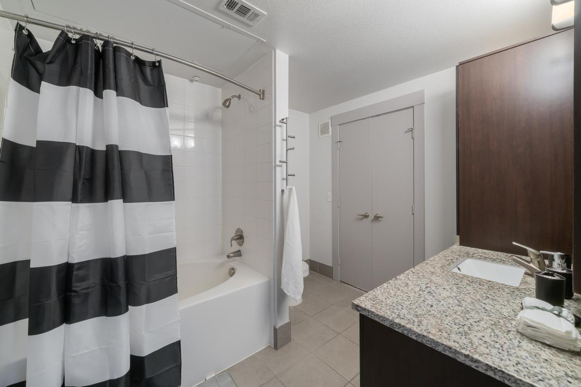 Park West 450 1bedroom Suite, Pool, Gym, Parking Apartment