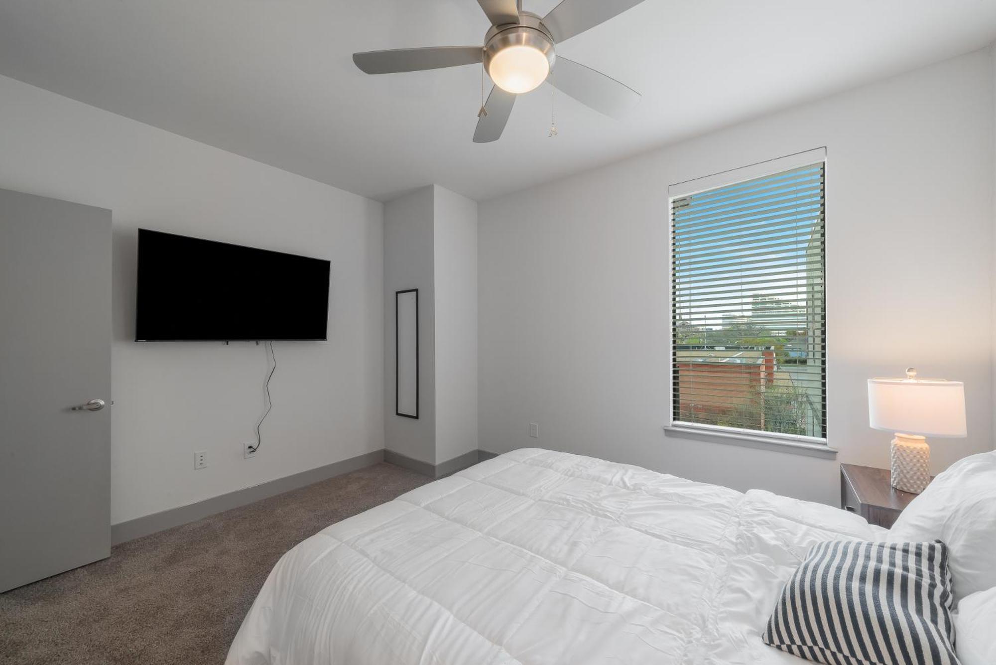 Park West 450 1bedroom Suite, Pool, Gym, Parking *
