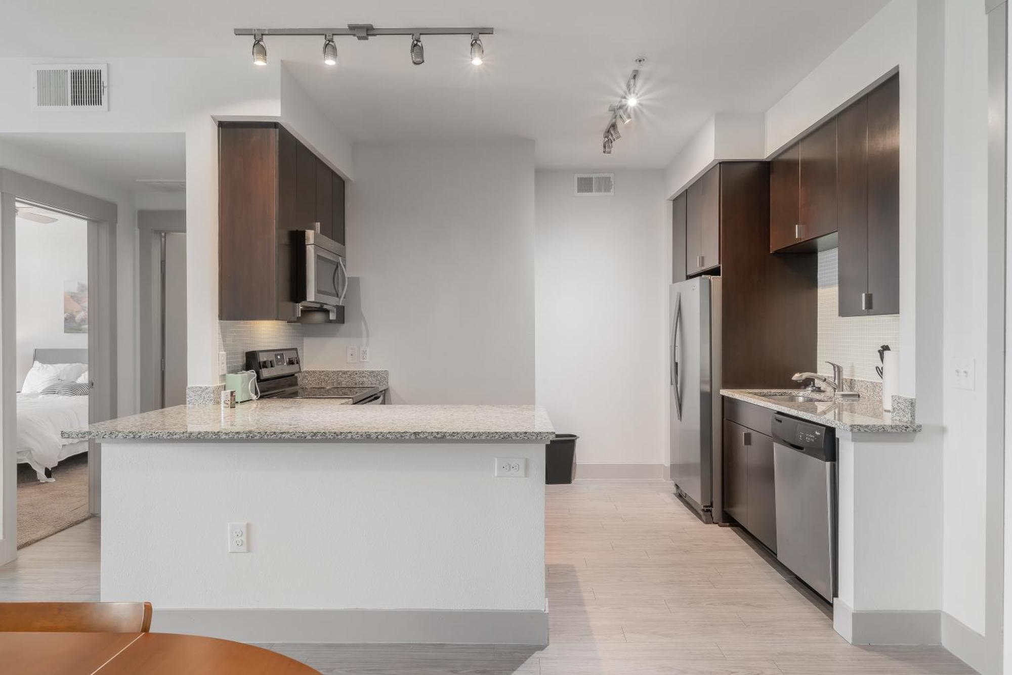 Park West 450 1bedroom Suite, Pool, Gym, Parking * Dallas