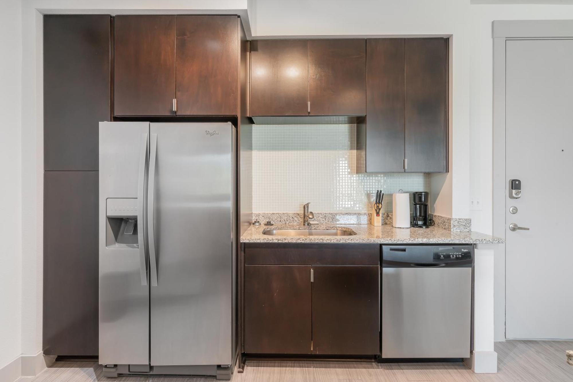 Park West 450 1bedroom Suite, Pool, Gym, Parking * Dallas