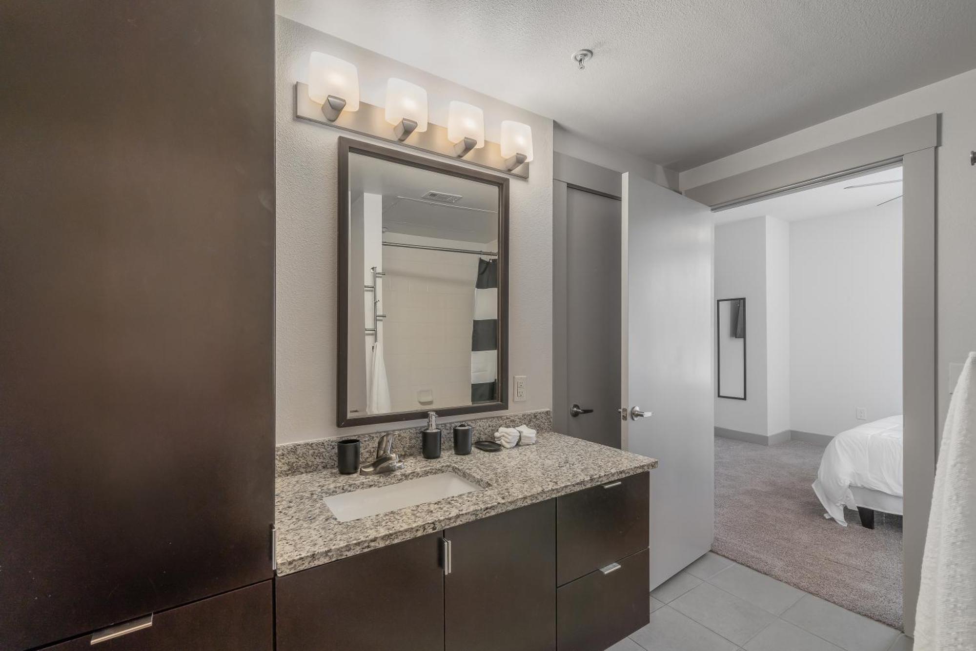 Park West 450 1bedroom Suite, Pool, Gym, Parking