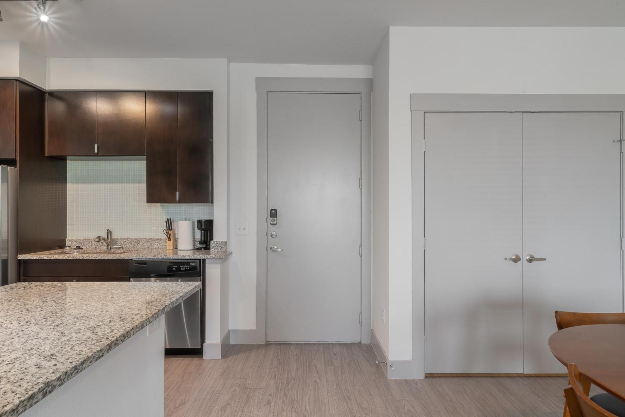 Park West 450 1bedroom Suite, Pool, Gym, Parking * Dallas