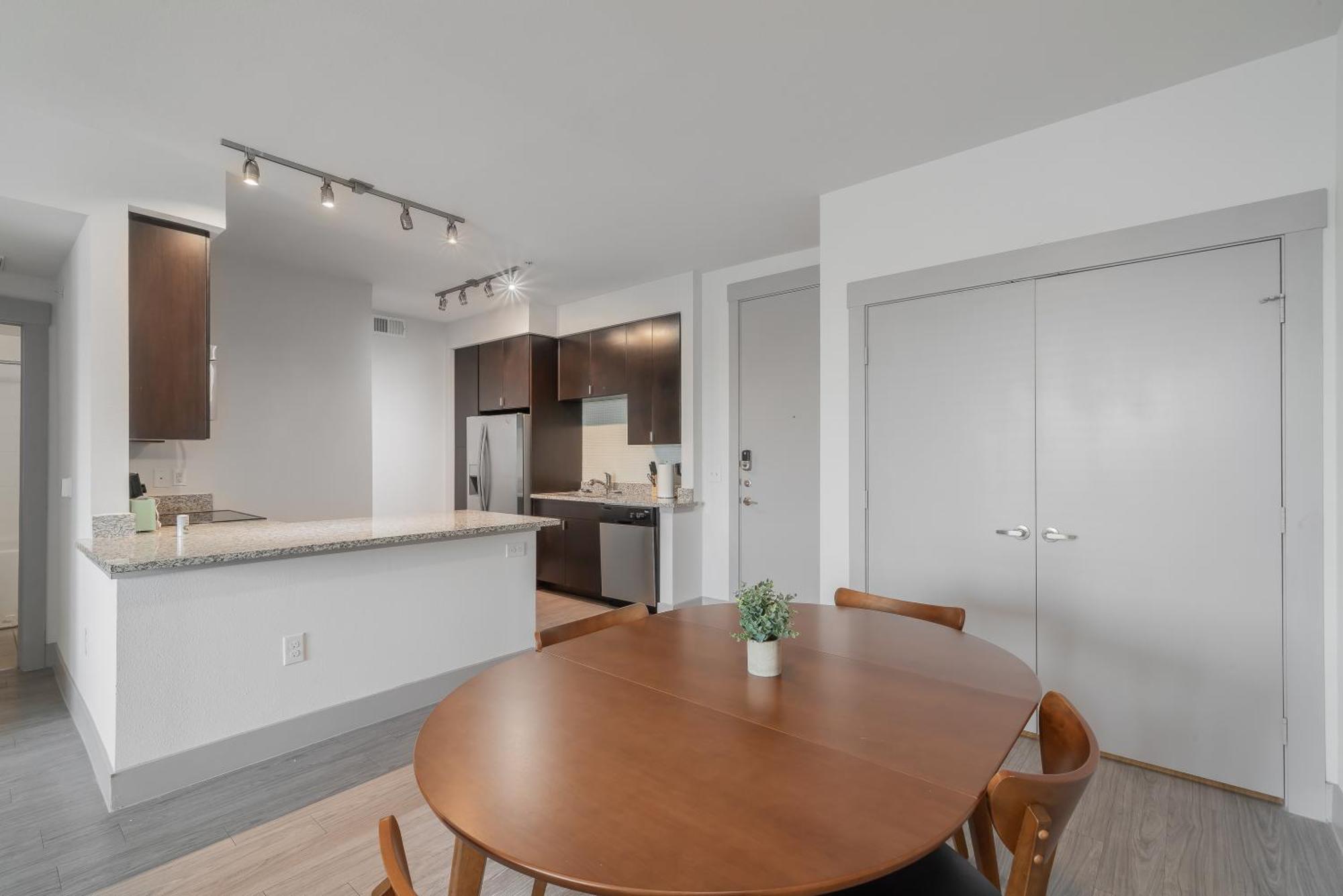 Park West 450 1bedroom Suite, Pool, Gym, Parking Apartment Dallas