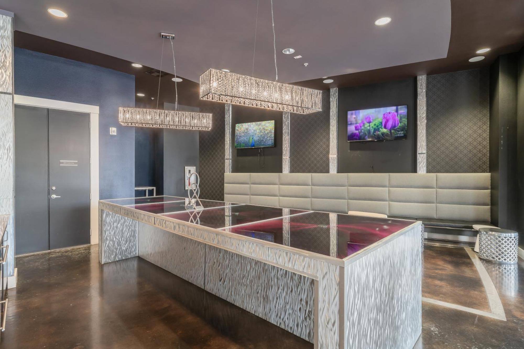Park West 450 1bedroom Suite, Pool, Gym, Parking *