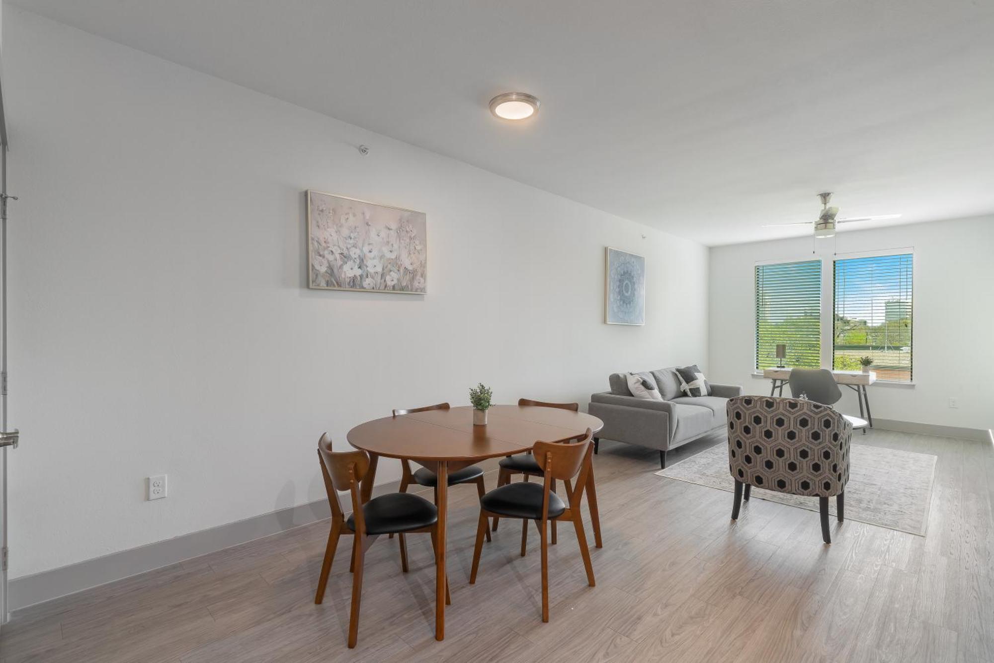 Park West 450 1bedroom Suite, Pool, Gym, Parking Apartment